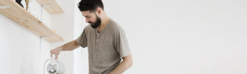 Homme versant de l'eau chaude dans une tasse